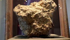 Tarlada bulduğu gök taşını satılığa çıkardı