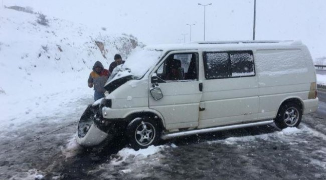 Ticari araç TIR'a çarptı: 3 yaralı
