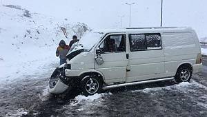 Ticari araç TIR'a çarptı: 3 yaralı