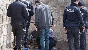 Toprağa gömülü ceset ihbarı polisi harekete geçirdi