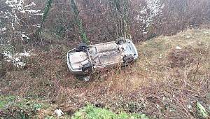 Uçurumdan yuvarlanan otomobildeki 2 kişi yaralandı