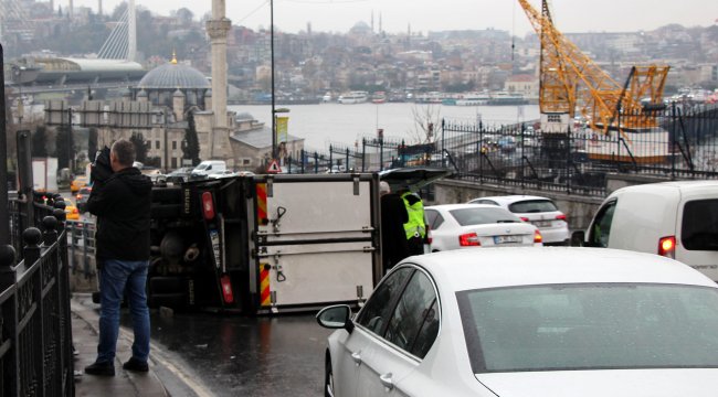Unkapanı Köprüsü girişinde kaza; trafik kilitlendi