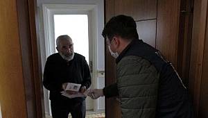 Üsküdar'da 65 yaş üstü emeklilerin maaşlarını polis evlerine getirdi