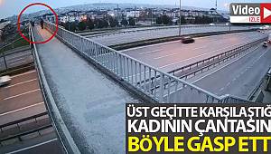Üst geçitte karşılaştığı kadının çantasını böyle gasp etti