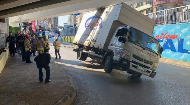Virajı dönemeyen kamyonet yan yattı