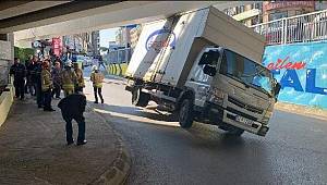 Virajı dönemeyen kamyonet yan yattı