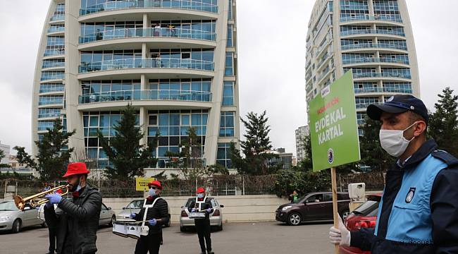 Evlerinden Çıkmayan Vatandaşlara Kartal Belediyesi'nden Bandolu Konser