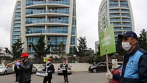 Evlerinden Çıkmayan Vatandaşlara Kartal Belediyesi'nden Bandolu Konser