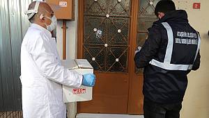 65 YAŞ VE ÜSTÜ VATANDAŞLARA SICAK YEMEK VE ERZAK KOLİLERİ DAĞITILMAYA DEVAM EDİLİYOR