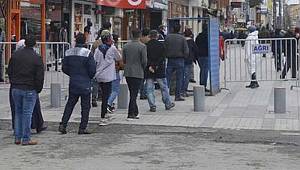 Ağrı'da cadde kapatıldı! Polis tek tek ateşlerini ölçüyor