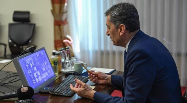 Bakan Selçuk, EBA Canlı Sınıf'ta öğrencilerle sohbet etti