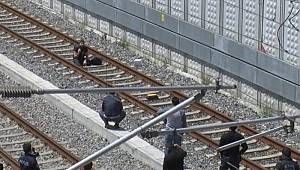 Bakırköy'de hareketlilik! 'Çantamda bomba var' deyip raylara oturdu