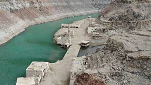 Baraj suları çekildi, tarihi köy yeniden ortaya çıktı