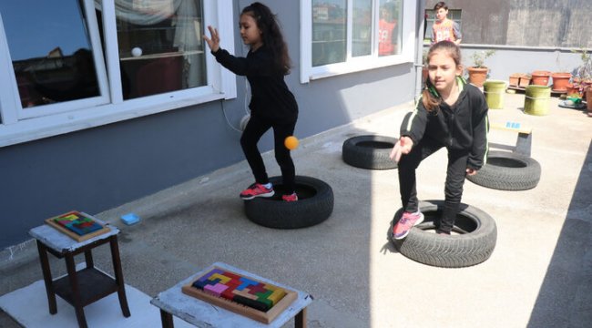 Çocukları dışarı çıkamayınca terasa oyun parkuru kurdular