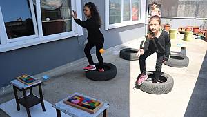 Çocukları dışarı çıkamayınca terasa oyun parkuru kurdular