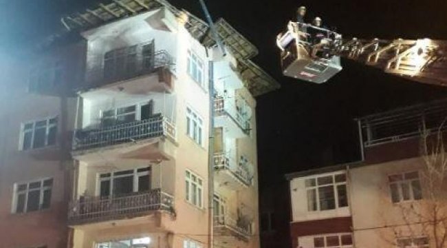 Elazığ depreminde hasar gören binanın çatısı çöktü