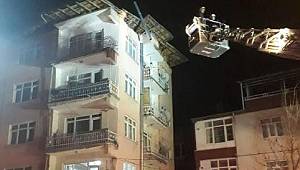 Elazığ depreminde hasar gören binanın çatısı çöktü