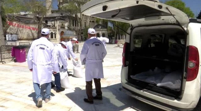 Hayvanseverler Tarihi meydanlardaki güvercinleri besledi