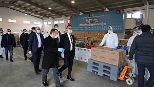 Ekrem İmamoğlu İhtiyaç sahiplerine dağıtılacak kolilerin hazırlanmasını yerinde inceledi