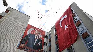 İstanbul'daki 100 okulda 100. yıl dolayısıyla kırmızı beyaz balonlar gökyüzüne bırakıldı