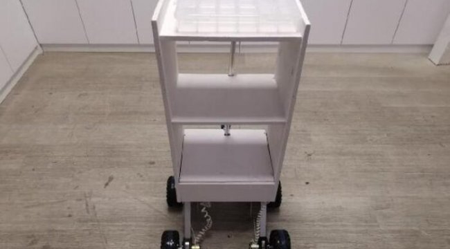 İstanbul'daki hastanede koronavirüs hastalarına yemek ve ilaç servisi robot ile yapılıyor