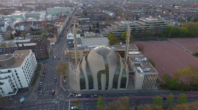 Köln’de açılışını Cumhurbaşkanı Erdoğan’ın yaptığı camide ezan ilk kez hoparlörlerden okundu