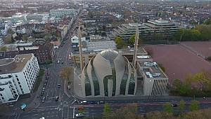 Köln’de açılışını Cumhurbaşkanı Erdoğan’ın yaptığı camide ezan ilk kez hoparlörlerden okundu