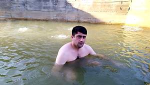 Köyüne dönen genç adam, jeotermal suya girerek kendini koruyor