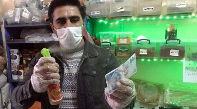 Müşteriden aldığı paralara sirke ve kolonya ile dezenfekte