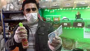 Müşteriden aldığı paralara sirke ve kolonya ile dezenfekte