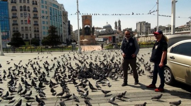(ÖZEL) Polisler Taksim Meydanı'nda güvercinleri böyle besledi