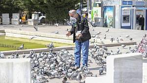 Pet şişeden maskesiyle kuşların karnını doyurdu