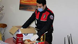 Sakarya'da polis memurlarından ihtiyaç sahibi ailelere gıda yardımı