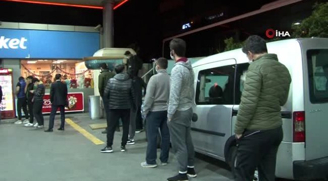Sokağa çıkma kısıtlamasının ardından vatandaşlar benzinliklere akın etti