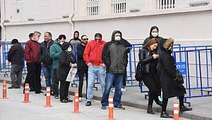 'Sosyal mesafe' bariyerlerini aşıp, banka önünde kuyruk oluşturdular