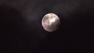 ‘Süper Ay’ kartpostallık görüntüler oluşturdu