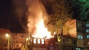 Tarihi bina alev alev yandı