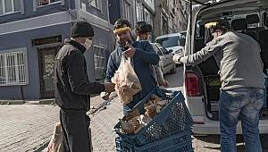 Üsküdar'da sokak sokak dolaşarak ekmek sattılar