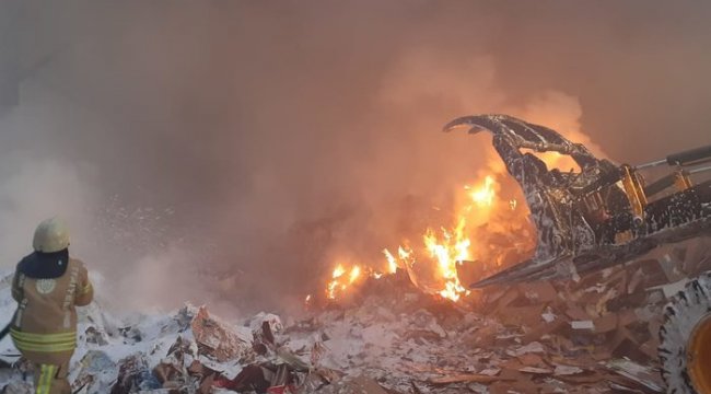 Zeytinburnu'nda atık kağıt geri dönüşüm atölyesinde yangın