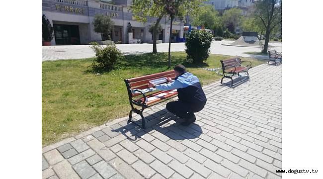 ADALAR DA BANKLARA UYARICI YAZILAR YAPIŞTIRILDI
