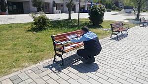 ADALAR DA BANKLARA UYARICI YAZILAR YAPIŞTIRILDI