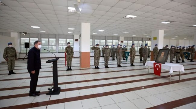 Bakan Akar ve TSK'nin komuta kademesinden sınır hattında bayram