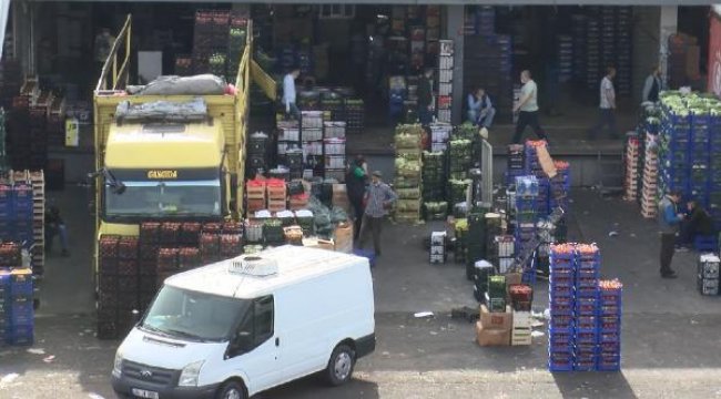 Bayrampaşa'daki meyve ve sebze halinde hareketlilik
