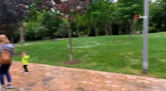 Çocuklar üçüncü kez dışarı çıktı...Maçka Parkı'nda çemberli sosyal mesafe kuralı böyle görüntülendi
