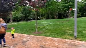 Çocuklar üçüncü kez dışarı çıktı...Maçka Parkı'nda çemberli sosyal mesafe kuralı böyle görüntülendi