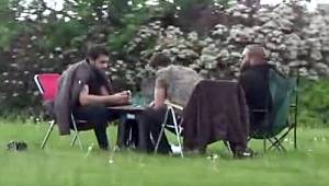 E-5’in yanı başında piknik yapıp tavla oynadılar