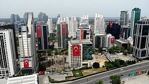 İstanbul'da gökdelenler 19 Mayıs için Türk Bayrakları ile süslendi