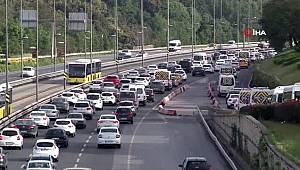 İstanbul'da kısıtlamanın sona ermesinin ardından Altuniza'de de trafik kilitlendi