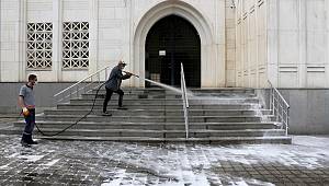 Kartal Belediyesi Salgın Sonrası Kılınacak İlk Cuma Namazı İçin Cami Avlularını Yıkadı
