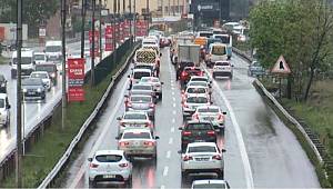 Pendik'te zincirleme kaza! 3 araç birbirine girdi